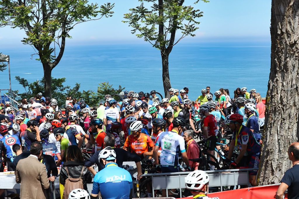 Punto ristoro panoramico sul mare Adriatico per i partecipanti della Granfondo.