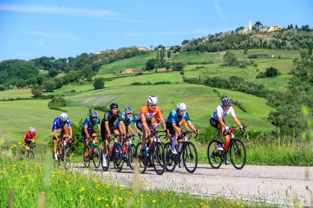 Ciclisti in corsa tra le colline della Romagna durante la Granfondo Squali.