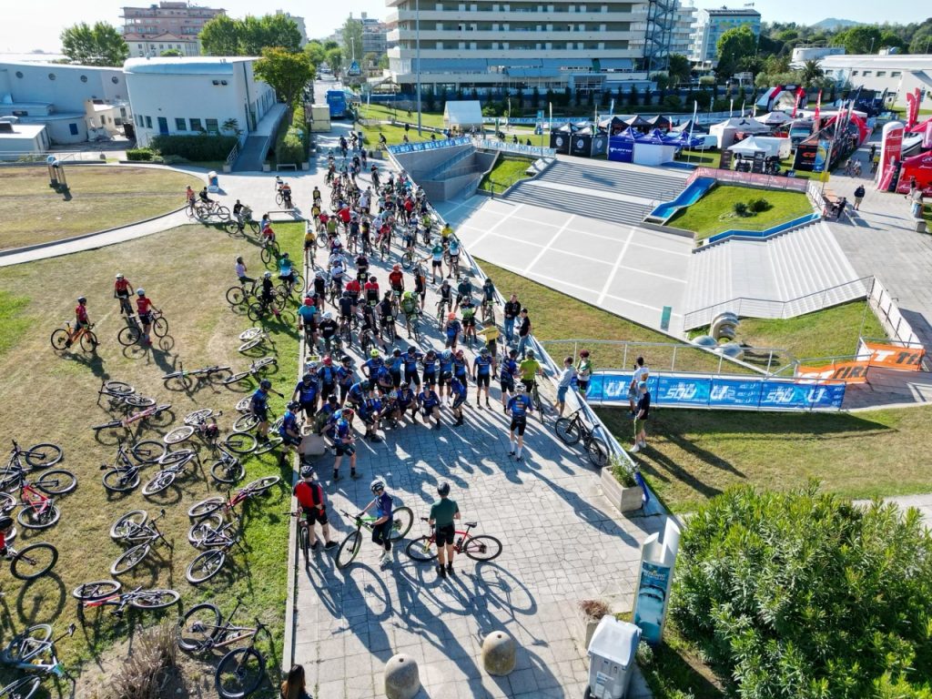Veduta aerea della Shark Arena a Cattolica con centinaia di ciclisti e bici pronte per la Granfondo Squali.