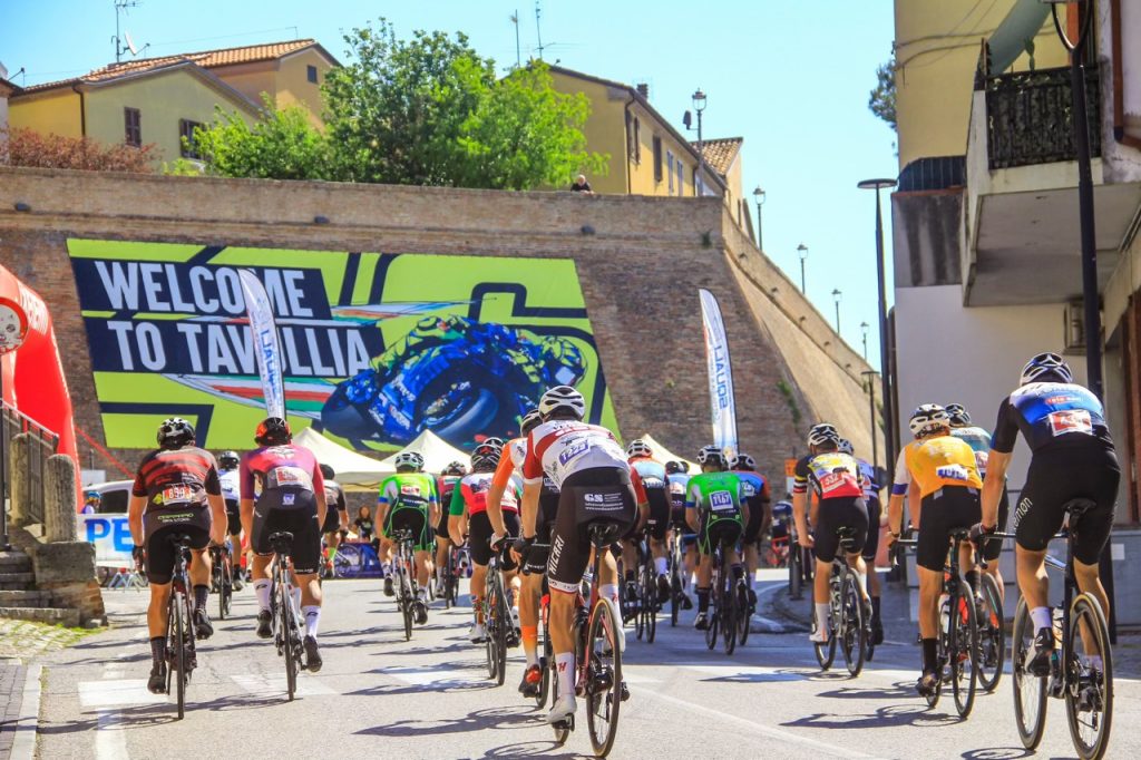 Ciclisti della Granfondo Squali davanti al murales di Valentino Rossi a Tavullia.