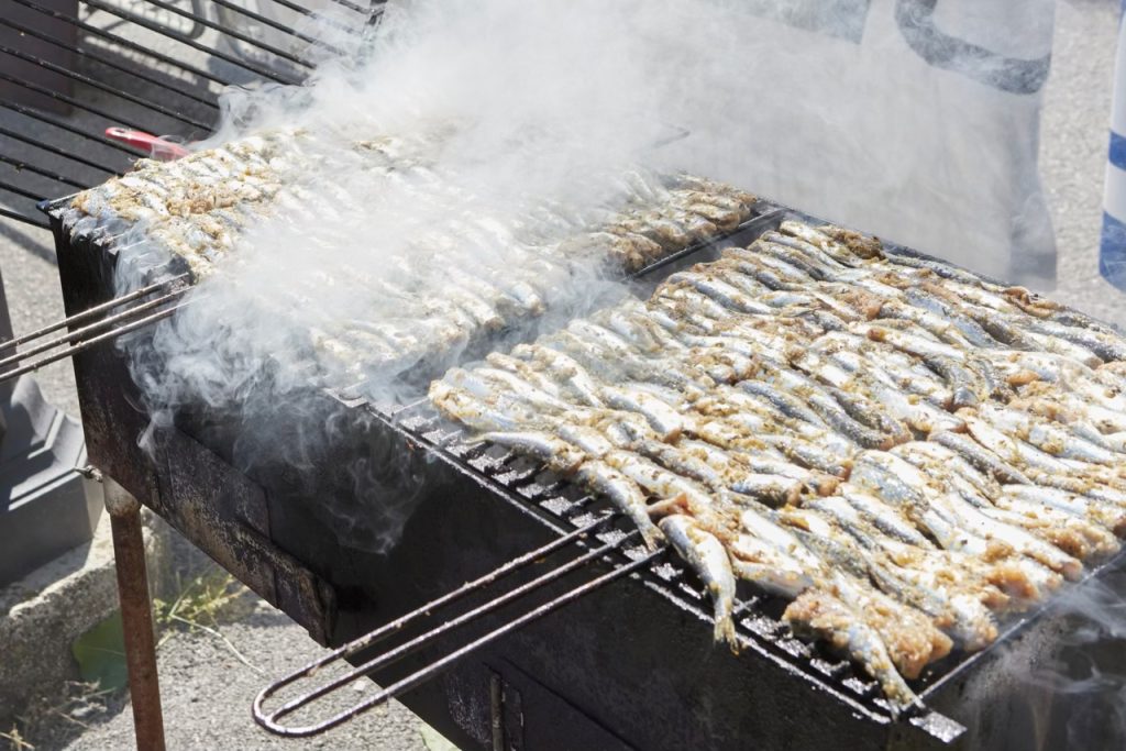Pesce azzurro alla griglia in preparazione per il famoso ristoro finale della Granfondo Squali a Gabicce Monte.