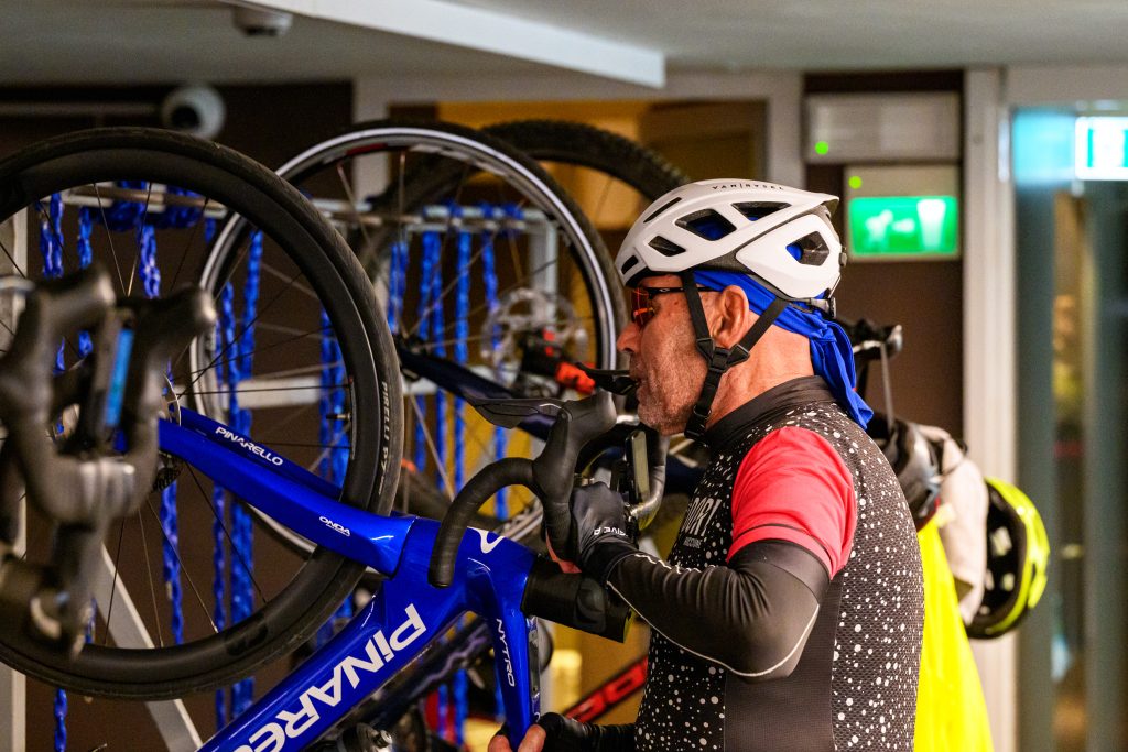 Ciclisti che utilizzano la bikeroom videosorvegliata e attrezzata dei Riccione Bike Hotels in totale relax