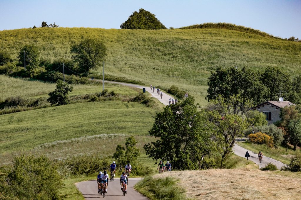 Vista panoramica del percorso della Nove Colli su una strada stretta di collina
