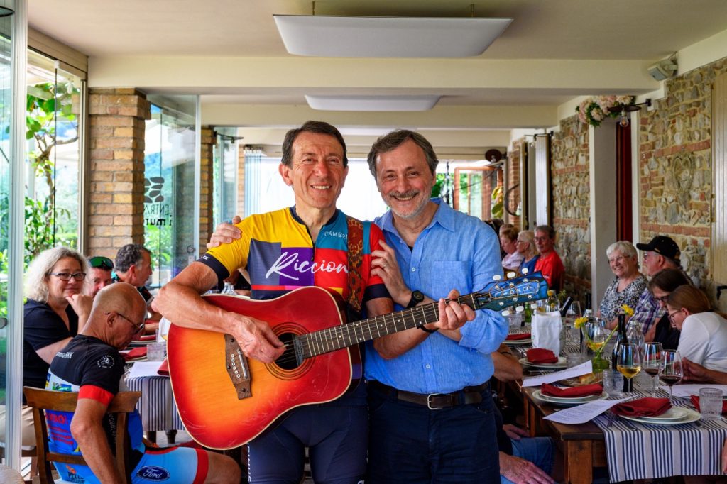 Pranzo post pedalata con musica e chitarra all'agriturismo I Muretti per gli ospiti del Bike Hotel Gambrinus