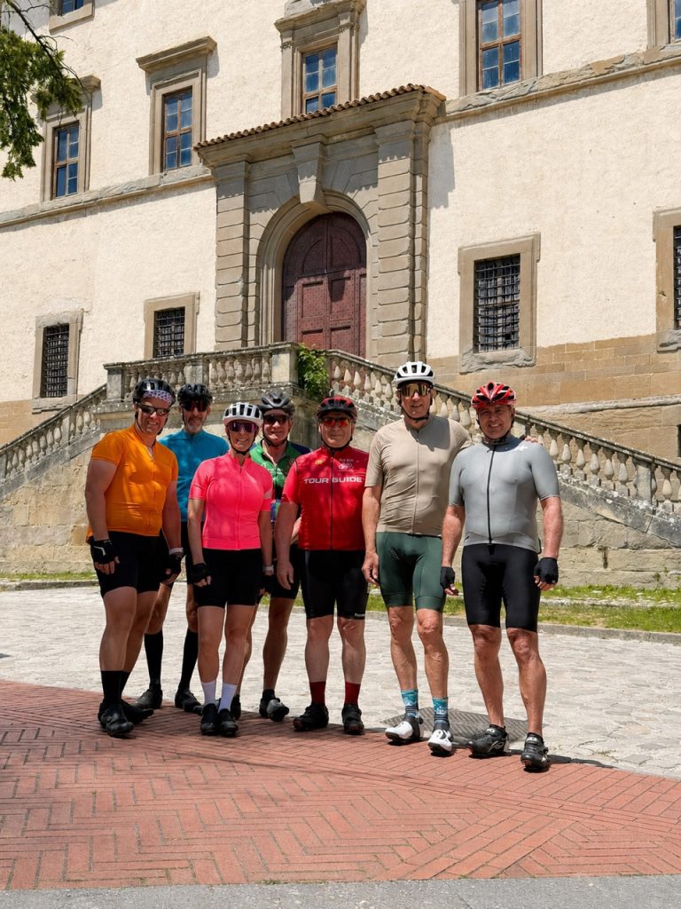 Gruppo di cicloturisti in posa davanti al Palazzo dei Principi di Carpegna Falconieri