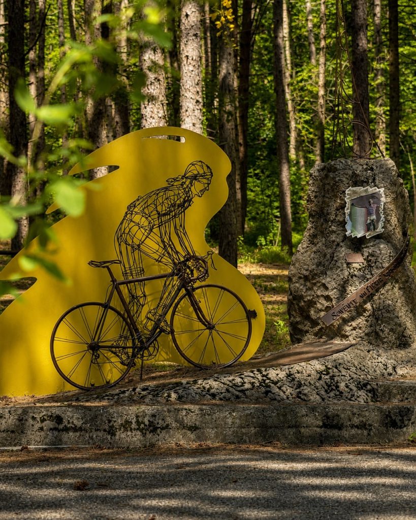 Monumento in ferro dedicato a Marco Pantani realizzato dall'artista Tigli al Cippo di Carpegna